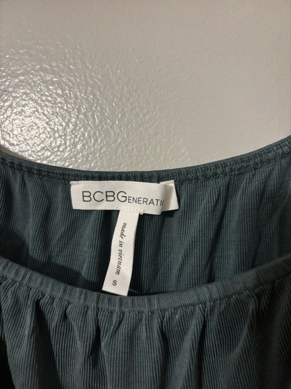 BCBG Cold Shoulder Top Ruffled Green Small - Picture 3 of 3